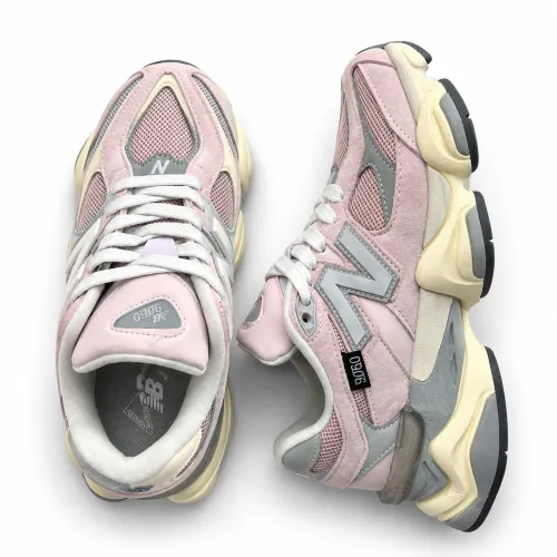 Кросівки New Balance 9060 у рожевому кольорі .